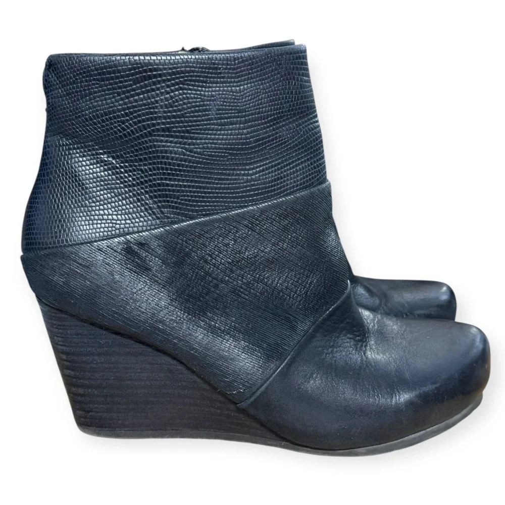 OTBT Dharma Black Textured Wedge Boots